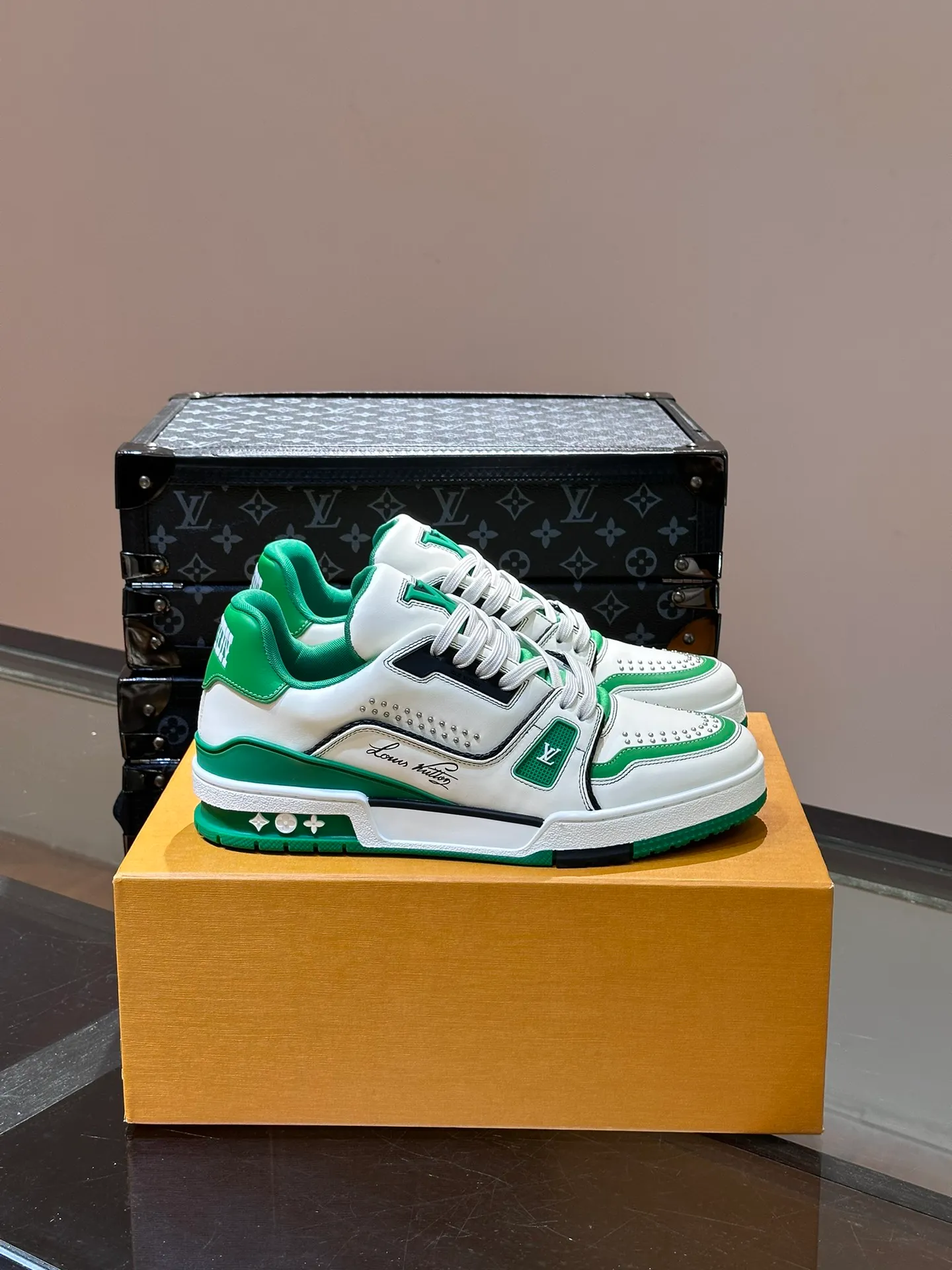 LV P840 men's sneakers, new colors, this LV Trainer sneaker is made of grained calf leather in colorful tones, with rivet decoration on the upper and handwritten Louis Vuitton logo on the side, which contrasts with the western-style Vuitton logo on the rear. The original construction was designed by Virgil Abloh and is inspired by vintage basketball shoes. Continuing the complex upper, the rubber-injected rubber outsole continues the iconic elements, with LV letters on the tongue and sides, Vuitton logo on the rear, Monogram flowers on the outsole, handwritten Louis Vuitton logo on the side, and standard insoles to continue the comfort experience. Comes with original box and complete packaging. Size: 38-46.
